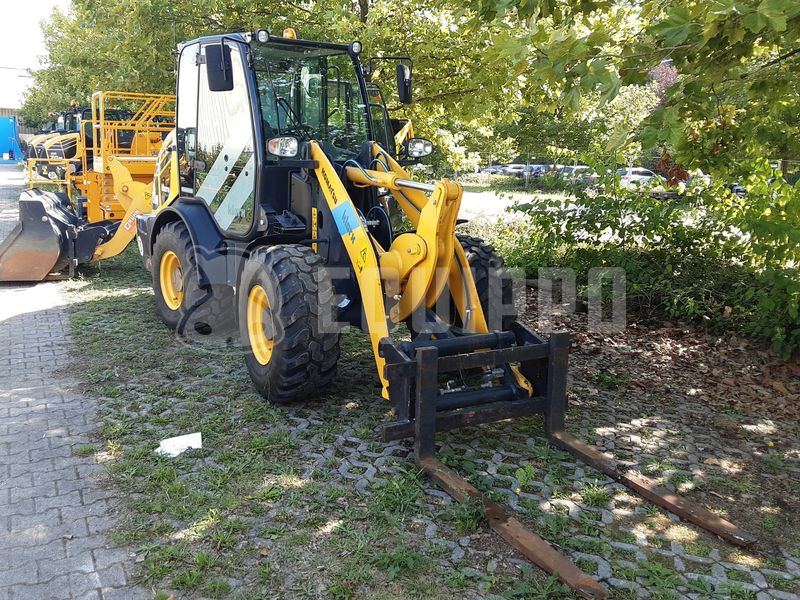 Komatsu WA70M-8E0 avec godet et fourche à palette - - Chargeur sur Pneus d’Occasion