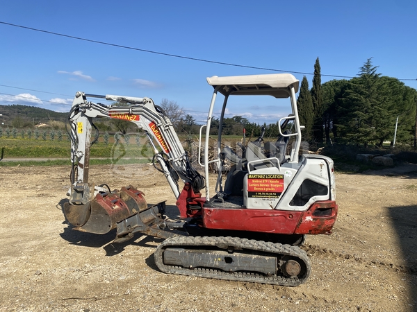 Imagen del Takeuchi TB225 con 3 cazos y martillo