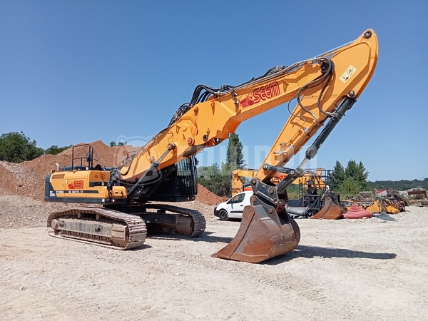 Photo de la Hyundai HX380L avec bras de creusage et bras long de 20 m