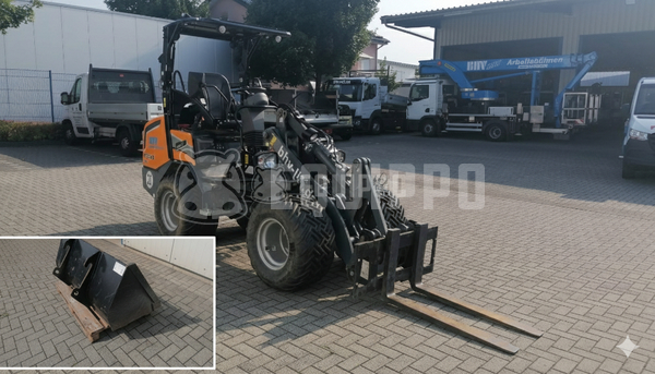 Foto van de GIANT G2700 X-tra HD met lader graafbak en palletvork