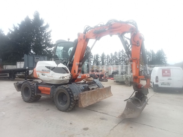 Photo de la Mecalac 9MWR avec 3 godets d'excavatrice