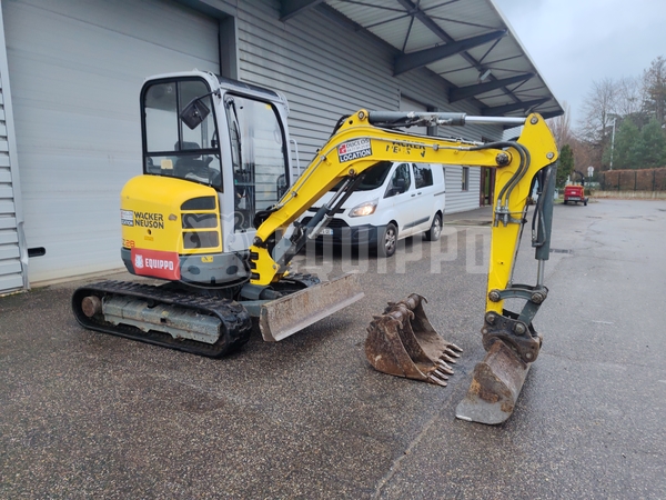 Picture of the Wacker Neuson EZ28 with 3 excavator buckets