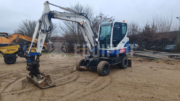 Photo de la Hyundai R55W-9A avec 3 godets d'excavatrice