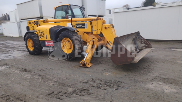 Imagen del JCB 535-140 con horquillas y cazo de carga