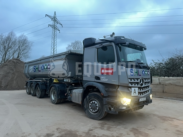 Foto van de Mercedes-Benz Arocs 1853 Hydrodrive met 3-assige Schwarzmüller K-Serie Steel Tipper