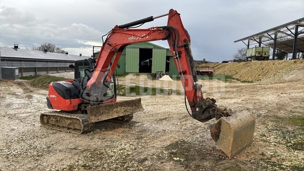 Photo de la Kubota KX080-4 avec 3 godets d'excavatrice