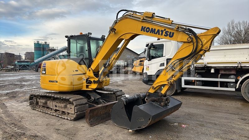 Komatsu PC80MR-5E0 z 3 łyżkami koparki - Prawy Przód - Używany Midi Koparka 7t - 12t