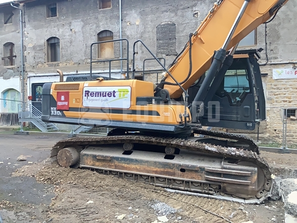 Photo de la Hyundai HX330L avec flèche de démolition, flèche standard & cisaille