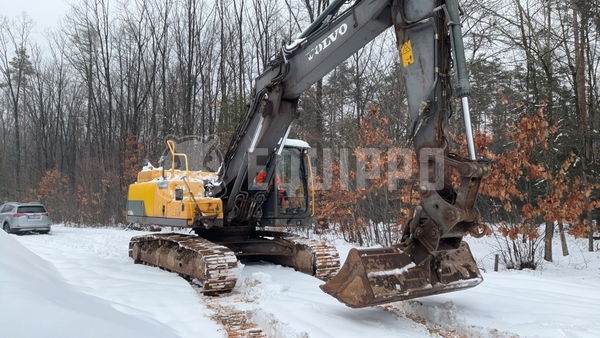 Imagen del Volvo EC250DNL con 3 cazos de excavadora