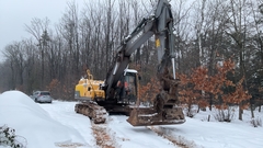 Volvo EC250DNL con 3 cazos de excavadora - - Excavadora de cadenas Usada