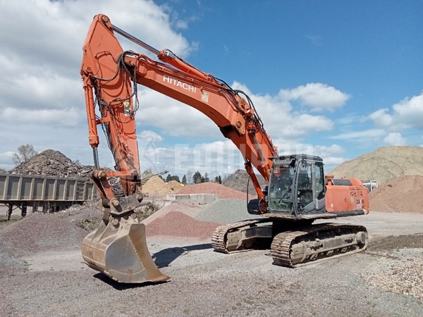 Picture of the Hitachi ZX350LC-3 with standard earth boom and long-front boom