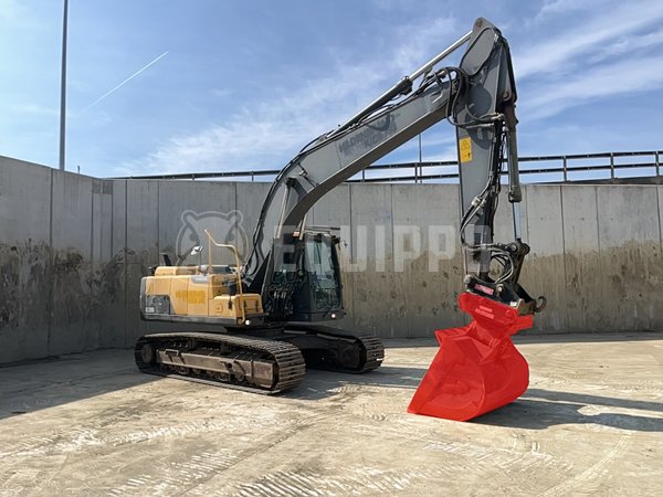 Picture of the Volvo EC220DL with 1 excavator bucket
