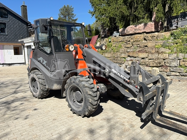 Picture of the Mecalac Ax 850 z widłami i łyżką ładowarki