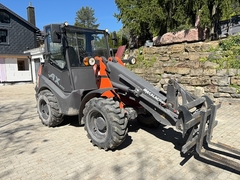 Bild des Mecalac Ax 850 mit Gabeln und Lader-Löffel